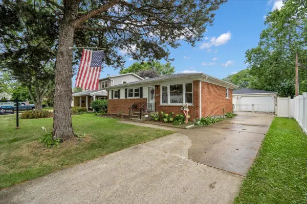 1402 S Robert Drive, Mount Prospect, IL 60056