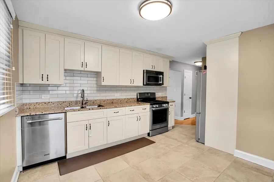 1402 S Robert Drive, Mount Prospect, IL 60056 - #3