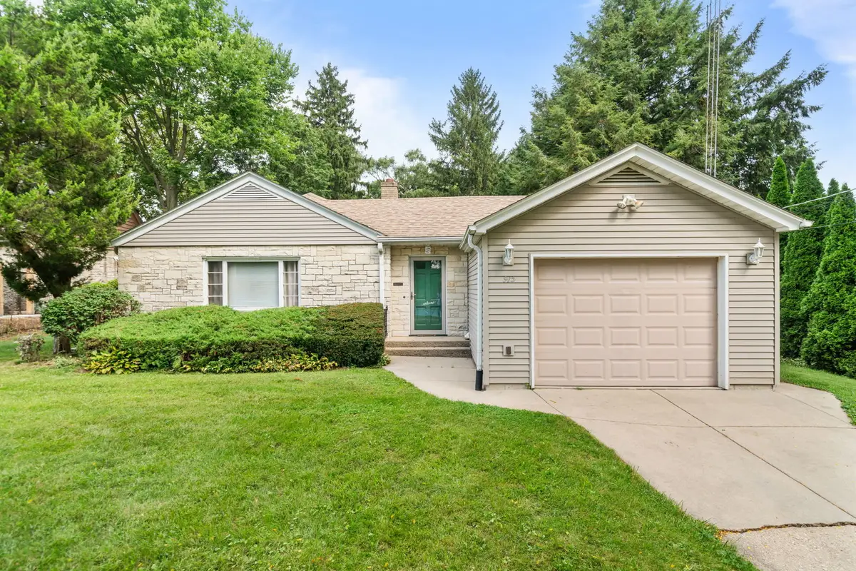 915 W Lincoln Avenue, Belvidere, IL 61008 - #1