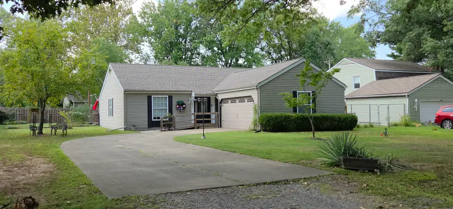 907 Lickliter Street, Benton, IL 62812 - #3
