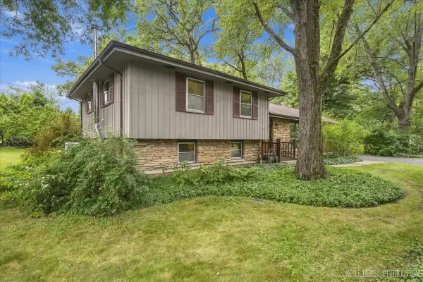 28W041 Elm Drive, West Chicago, IL 60185