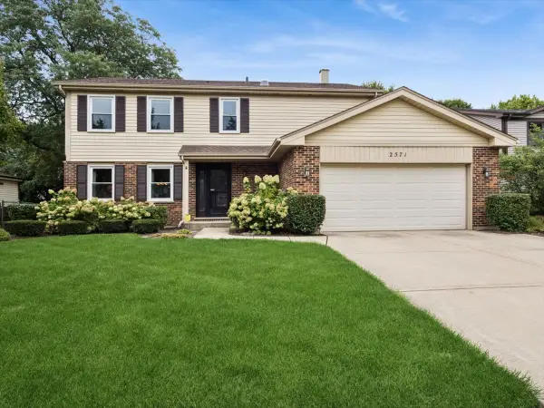 2571 N Douglas Avenue, Arlington Heights, IL 60004
