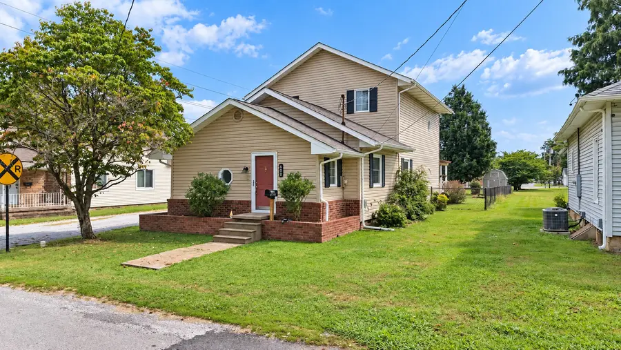 402 E Belleville Avenue, Christopher, IL 62822 - #2