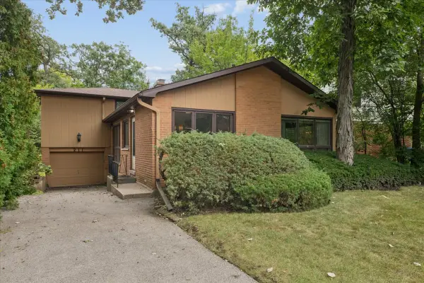 211 Sumac Road, Highland Park, IL 60035