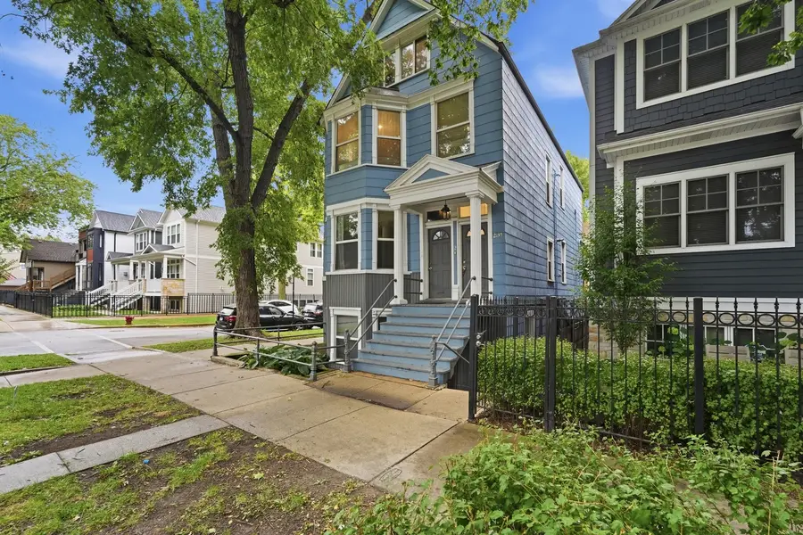2135 W Barry Avenue, Chicago, IL 60618 - #2