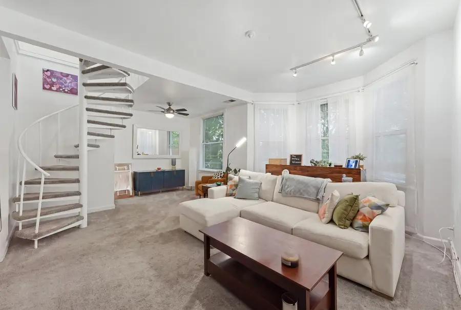 2135 W Barry Avenue, Chicago, IL 60618 - #3