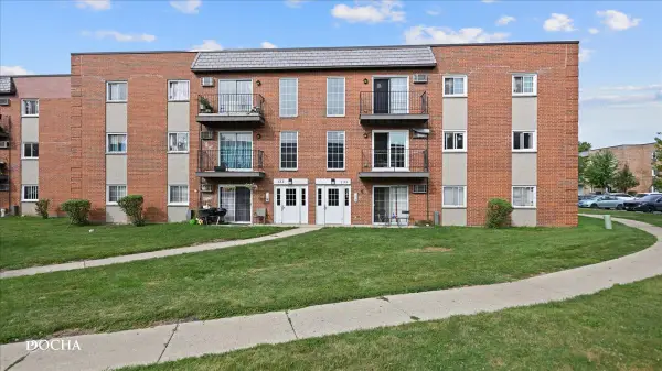 135 W Elk Trail #135, Carol Stream, IL 60188