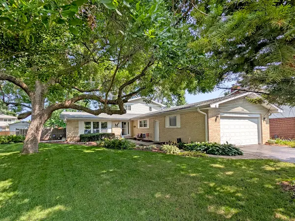 910 E Cherry Lane, Arlington Heights, IL 60004