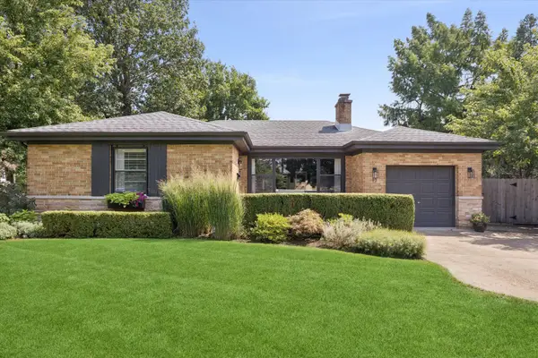 17 Golf Avenue, Clarendon Hills, IL 60514