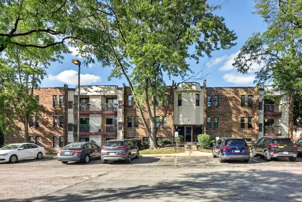 2212 Country Club Drive #21, Woodridge, IL 60517