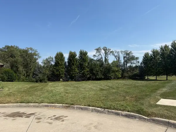 2123 Garden Green Court, De Witt, IA 52742