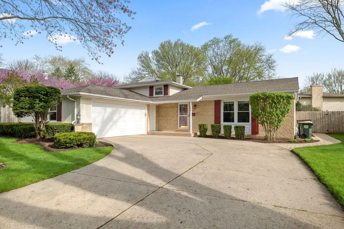 706 E Golf Road, Libertyville, IL 60048 - #1