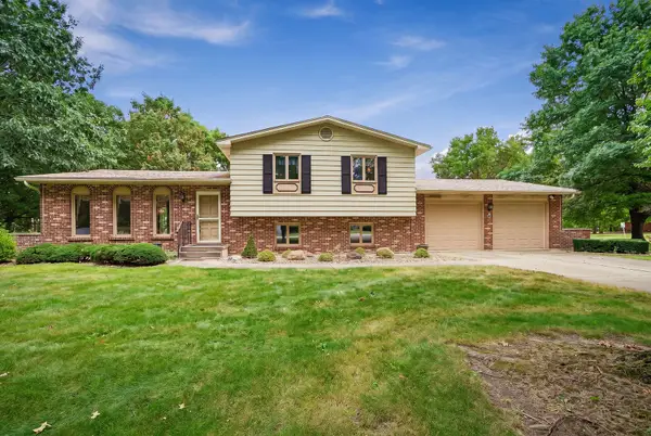 8 Hawthorne Drive, Oswego, IL 60543
