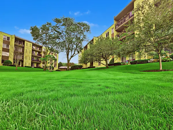 502 W Huntington Commons Road #438, Mount Prospect, IL 60056