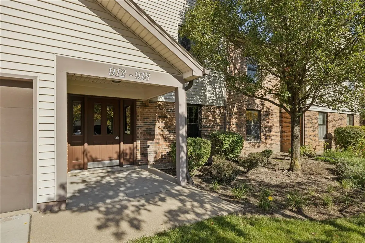 912 Stradford Circle #B, Buffalo Grove, IL 60089 - #1