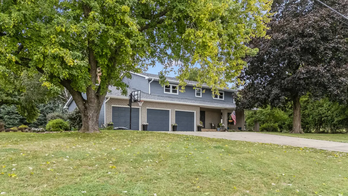 4200 Tanglewood Road, Bettendorf, IA 52722 - #1