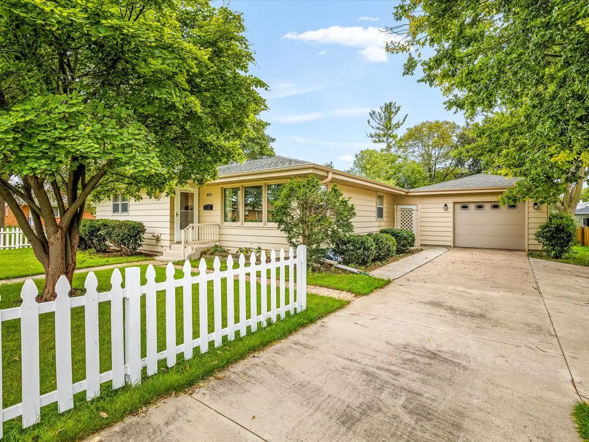 611 E 6th Street, Belvidere, IL 61008 - #1