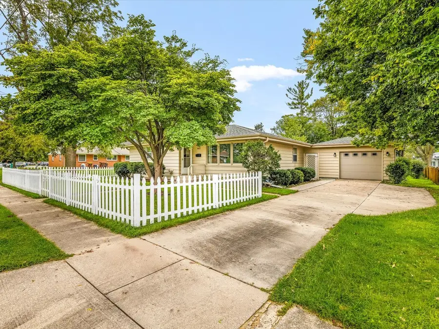 611 E 6th Street, Belvidere, IL 61008 - #2