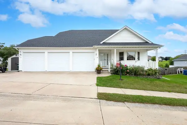 4 Hidden Valley Circle, Davenport, IA 52804