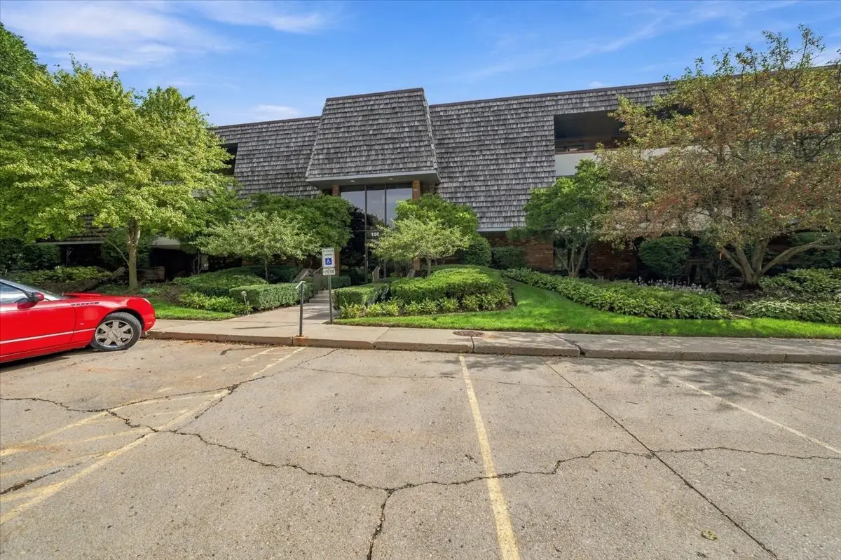 100 Red Top Drive #303, Libertyville, IL 60048 - #1