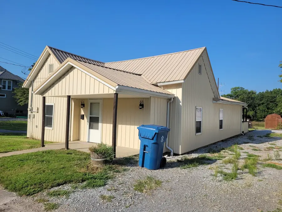 300 N Virginia Street, McLeansboro, IL 62859 - #2
