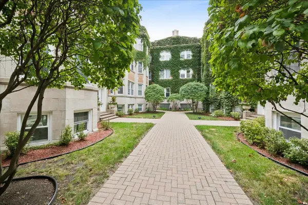 871 W Cornelia Avenue #1, Chicago, IL 60657