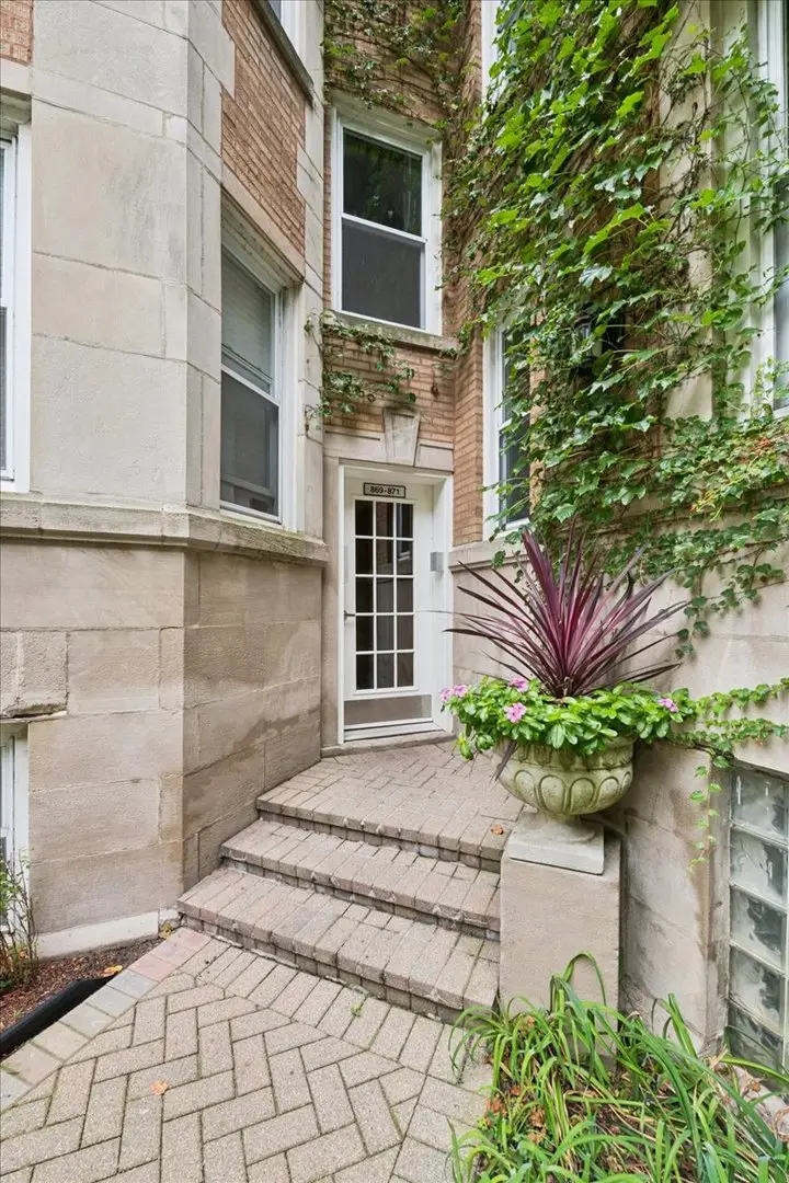 871 W Cornelia Avenue #1, Chicago, IL 60657 - #2