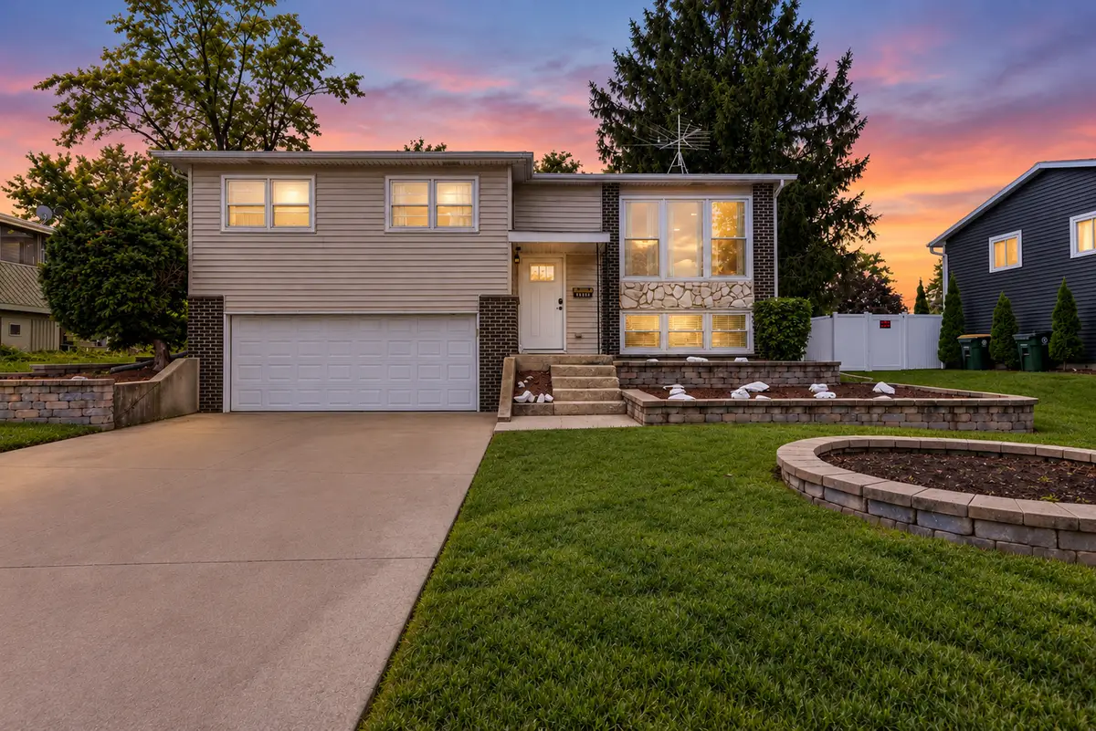 7410 Hawthorne Avenue, Woodridge, IL 60517 - #1