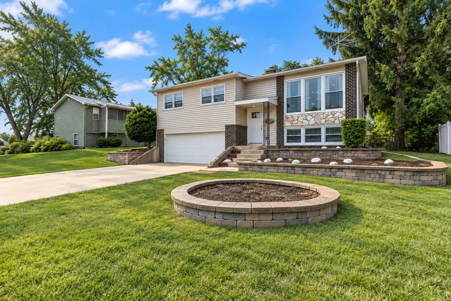 7410 Hawthorne Avenue, Woodridge, IL 60517 - #3