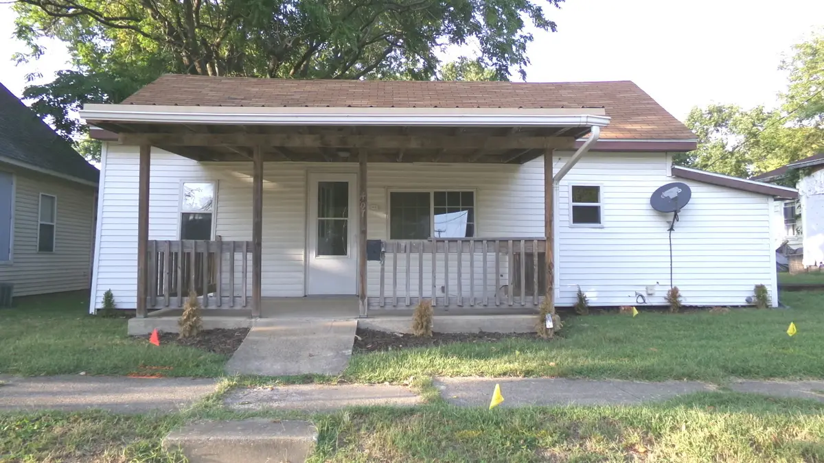 407 E Woodlawn Street, Clinton, IL 61727 - #1