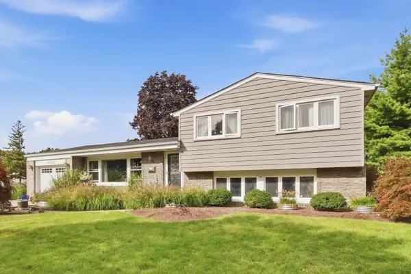 1006 W Frontenac Drive, Arlington Heights, IL 60004