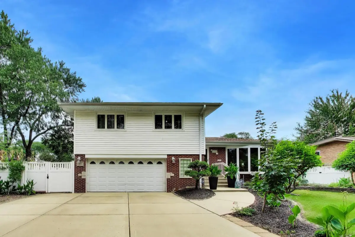 911 S Elmhurst Road, Mount Prospect, IL 60056 - #1