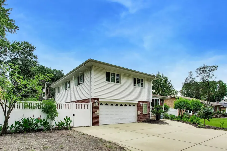 911 S Elmhurst Road, Mount Prospect, IL 60056 - #2
