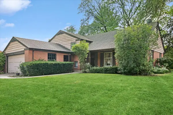 211 W Pickwick Road, Arlington Heights, IL 60005