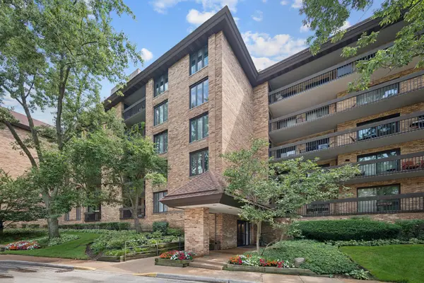 1671 Mission Hills Road #404, Northbrook, IL 60062