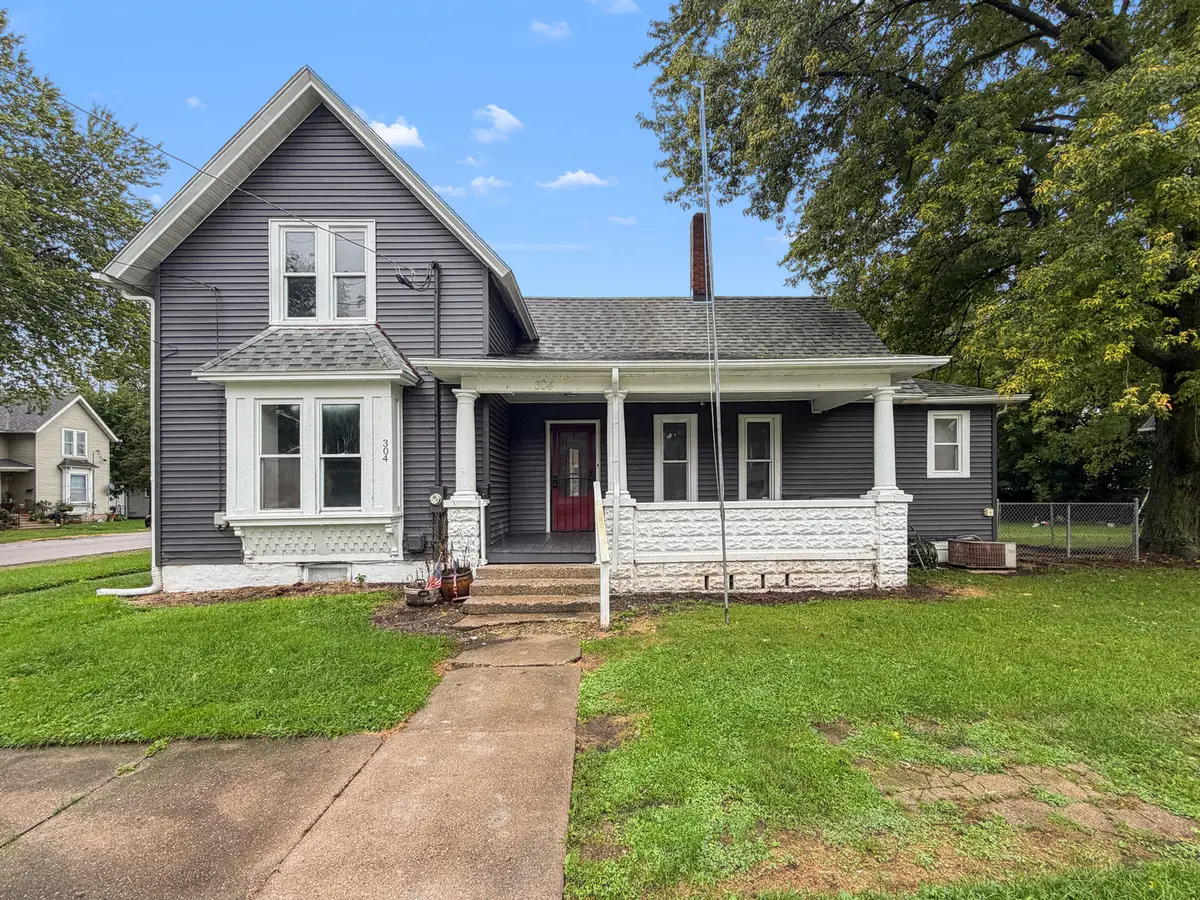 304 W Jackson Street, Belvidere, IL 61008 - #1