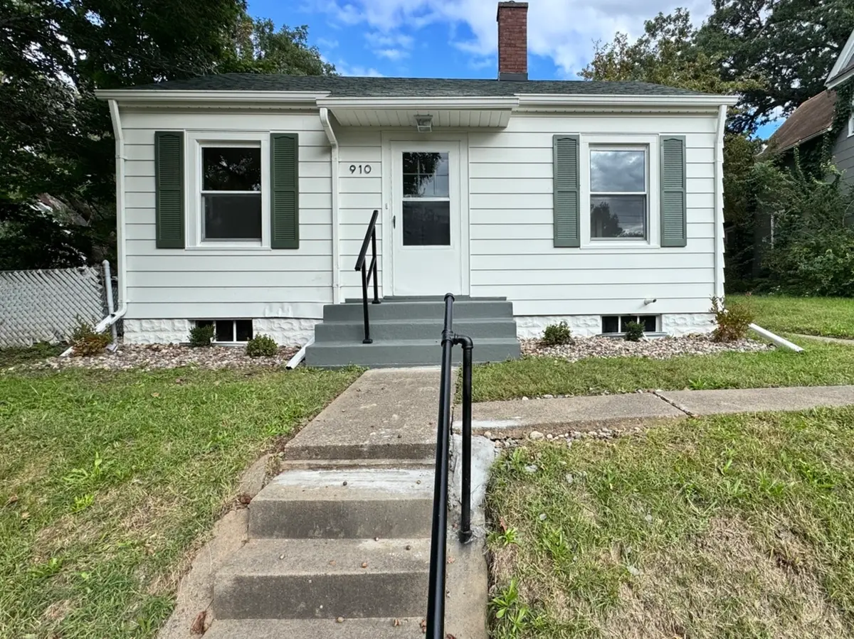 910 25th Street, Moline, IL 61265 - #1