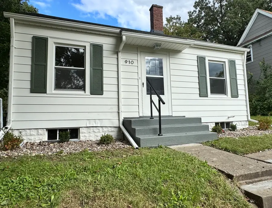 910 25th Street, Moline, IL 61265 - #2
