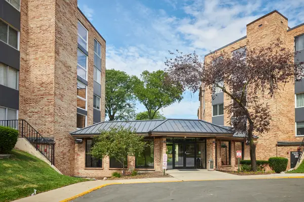 502 W Huntington Commons Road #238, Mount Prospect, IL 60056