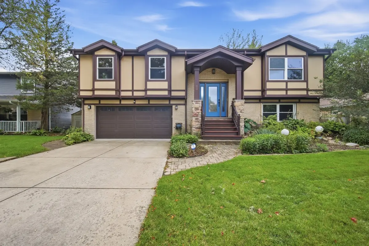 135 W King Arthur Court, Palatine, IL 60067 - #1