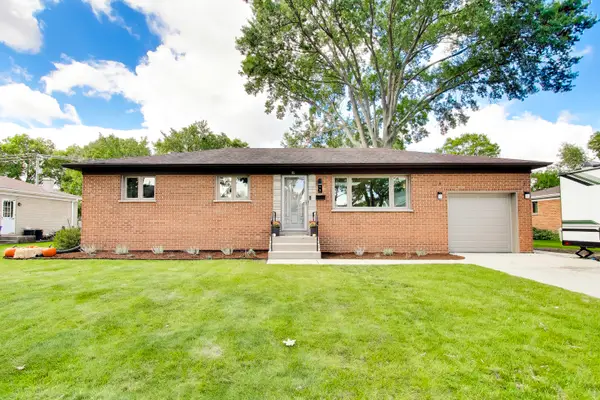 16 Audrey Lane, Mount Prospect, IL 60056