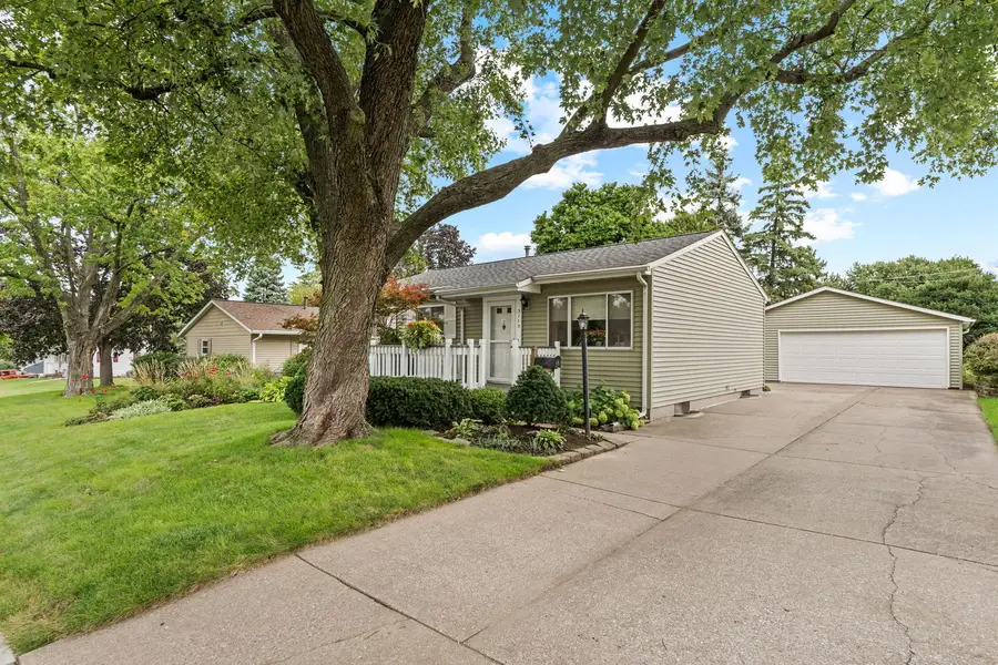 3113 Welshire Drive, Bettendorf, IA 52722 - #3