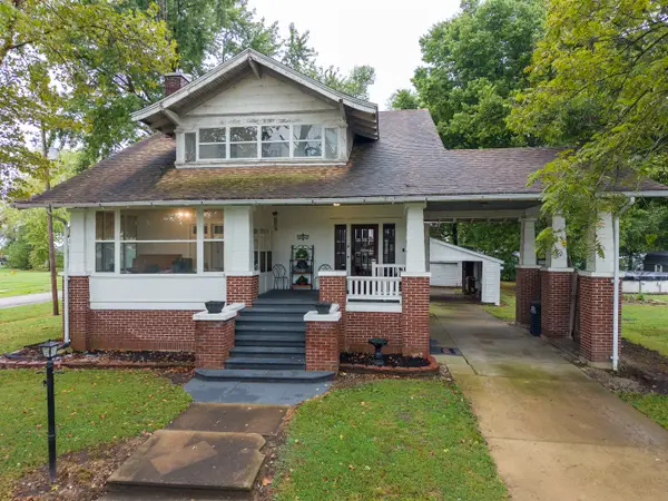 311 E Monroe Avenue, Farina, IL 62838
