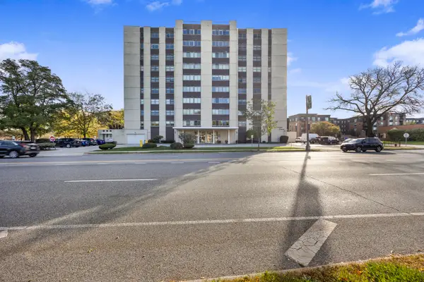 141 N La Grange Road #901, La Grange, IL 60525
