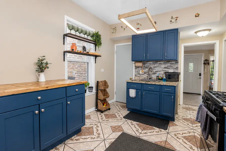 3906 W Montrose Avenue, Chicago, IL 60618 - #3