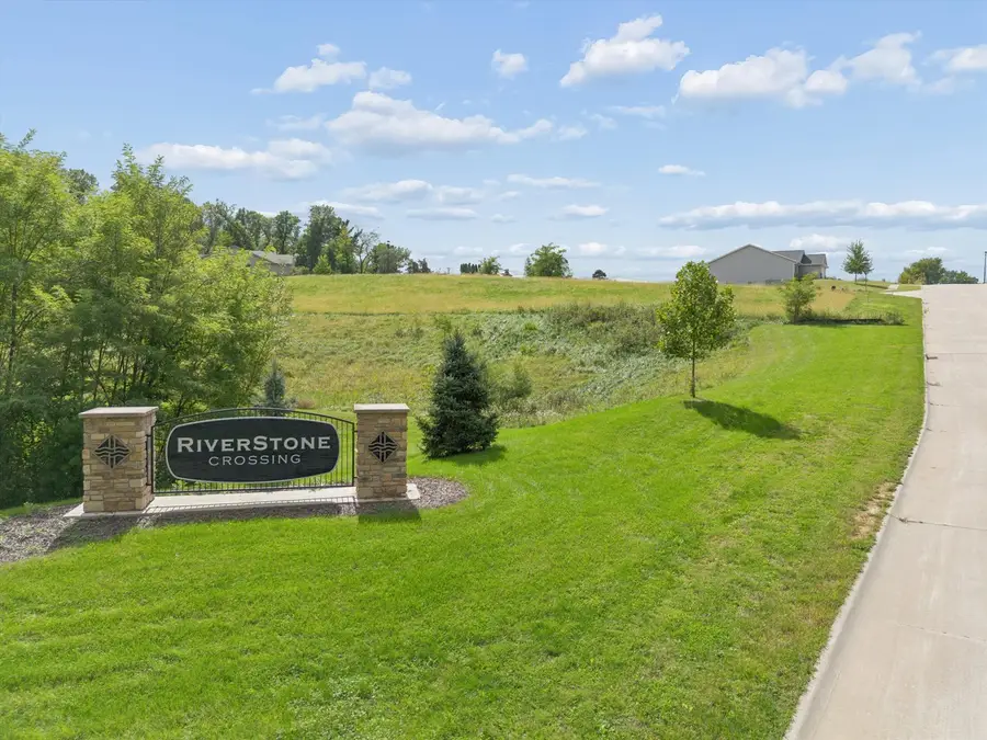 825 9th Avenue N, Clinton, IA 52732 - #3