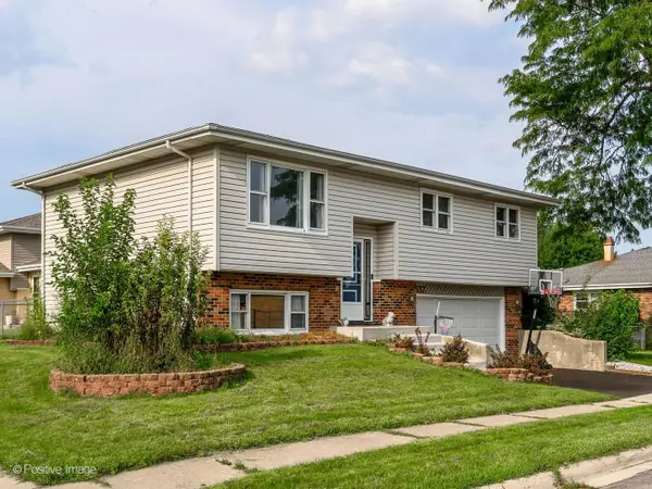 557 Delaware Trail, Carol Stream, IL 60188