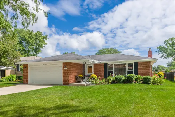 913 S Lancaster Street, Mount Prospect, IL 60056