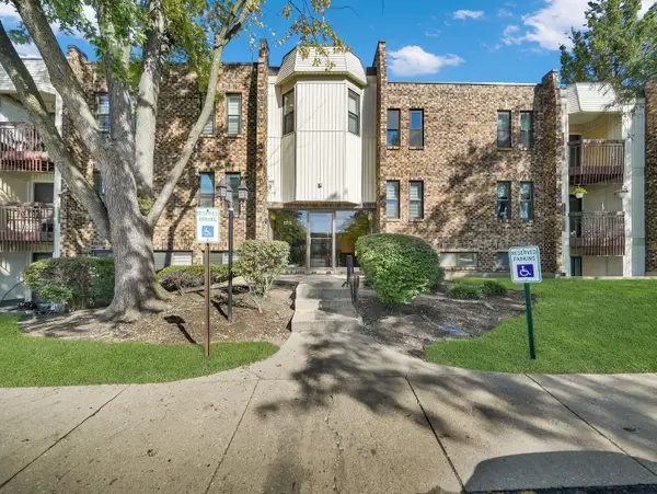 2212 Country Club Drive #22C, Woodridge, IL 60517