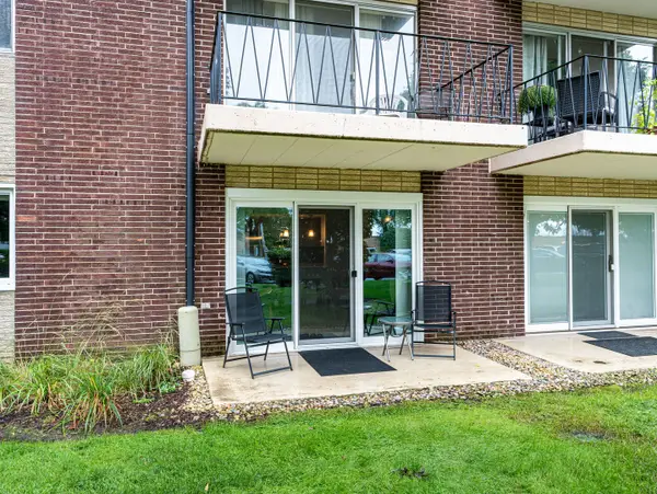 5300 Walnut Avenue #17A, Downers Grove, IL 60515